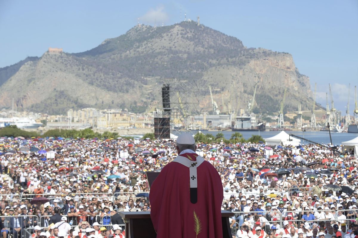 El Papa rinde un homenaje a Don Pino Puglisi, el sacerdote asesinado por la mafia el 15 de septiembre de 1993. (Foto Prensa Libre: EFE)