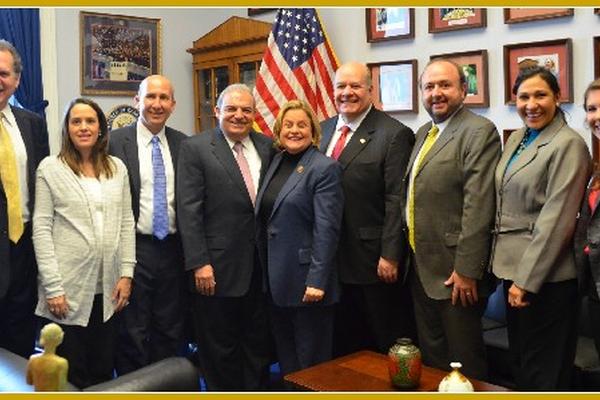 Lincoln Díaz Balart, Johana Hill, Javier Simán, Elías Bahaia, congresista Ileana Ros-Lehtinen,  Julio Ligorría, embajador de Guatemala en Washington DC; Antonio Malouf, Karen de León y Rocío Simán.
