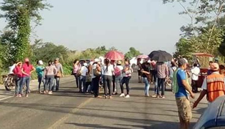 Padres de familia de varios municipios del Estado de Chiapas, bloquean las carreteras cercanas a la frontera con México. (Foto Prensa Libre: Whitmer Barrera)