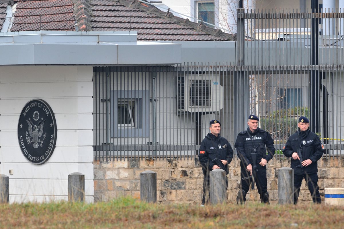 Agentes policiales resguardan la Embajada de EE.UU. en Montenegro, luego de un ataque con granada. (Foto Prensa Libre: AFP)