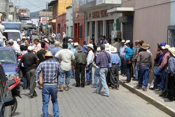 Líderes comunitarios protestan por la suspensión del servicio eléctrico. (Foto Prensa Libre: Hugo Oliva). 