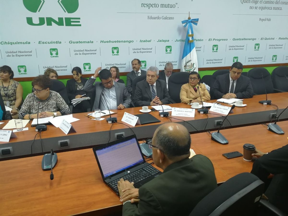 Autoridades de varias instituciones son citadas a la UNE por el caso de los lobistas contratados por Mérida (Foto Prensa Libre: Jessica Gramajo)