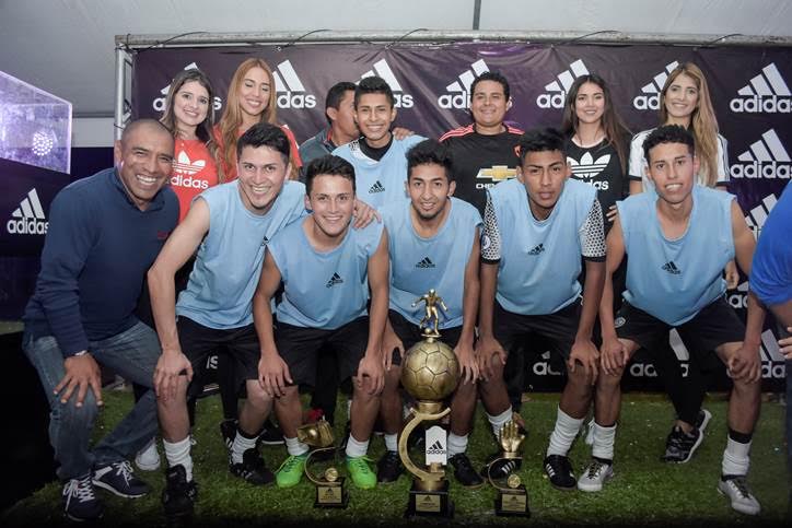 Los jugadores del Manchester de Ciudad Peronia posan junto a Juan Carlos Plata. (Foto Prensa Libre: Hemeroteca PL)