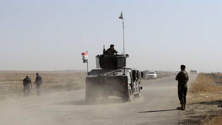 Un vehículo de las Fuerzas Especiales de Irak se dirige al frente de Bartila a unos 50km al este de Mosul. (Foto Prensa Libre: EFE).