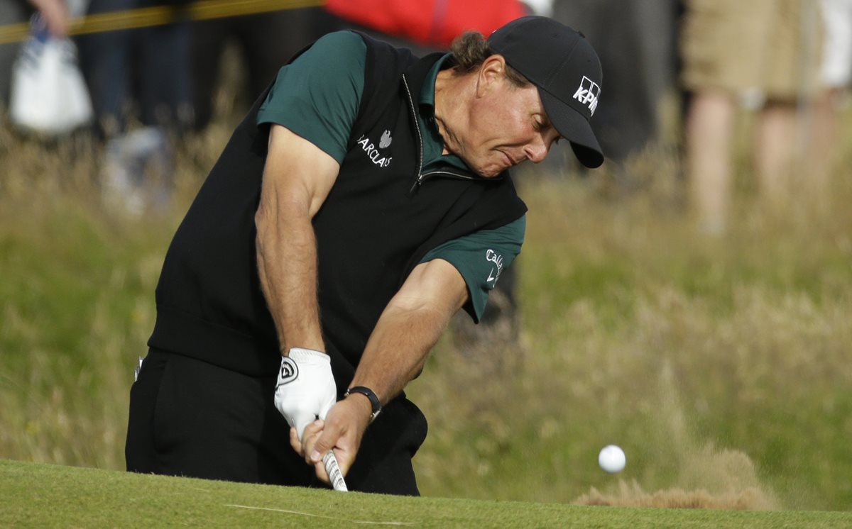 El estadounidense Phil Mickelson terminó este jueves como líder la primera jornada del Abierto Británico de golf. (Foto Prensa Libre: AP).