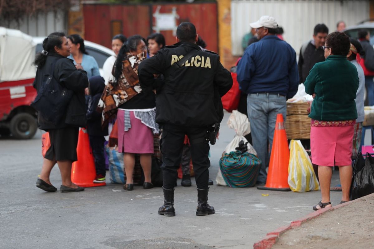 Autoridades efectúan una requisa en el Preventivo de la zona 18, mientras familiares de los reos esperan afuera para visitar a los internos. (Foto Prensa Libre: Érick Ávila)