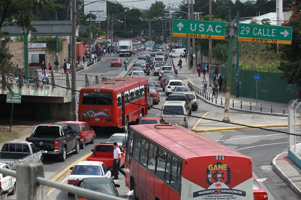 Casi un millón de automóviles circulan a diario en el campus central de la Universidad de San Carlos, lo que provoca atascos.(Foto Prensa Libre: Estuardo Paredes)