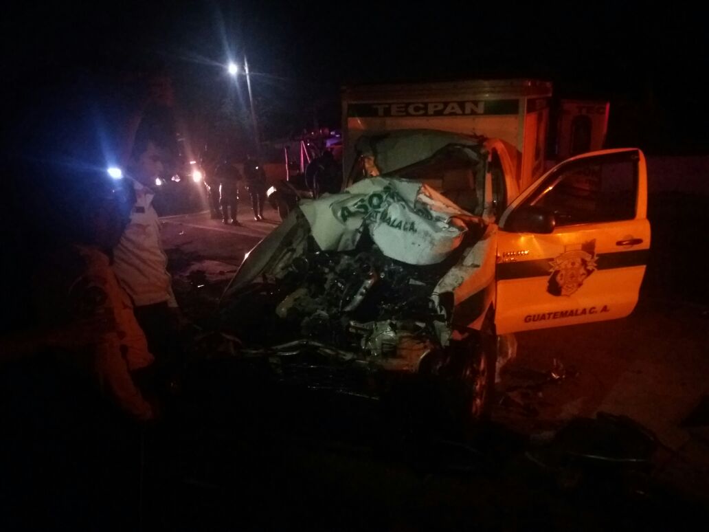 Ambulancia de los Bomberos Municipales Departamentales que chocó en el kilómetro 62.5 de la ruta Interamericana. (Foto Prensa Libre: Víctor Chamalé)
