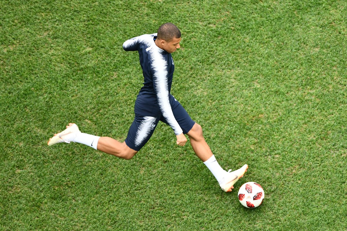 Kylian Mbappé ha irrumpido en su primera Copa del Mundo como uno de los jugadores más prometedores del futbol mundial. (Foto Prensa Libre: AFP)