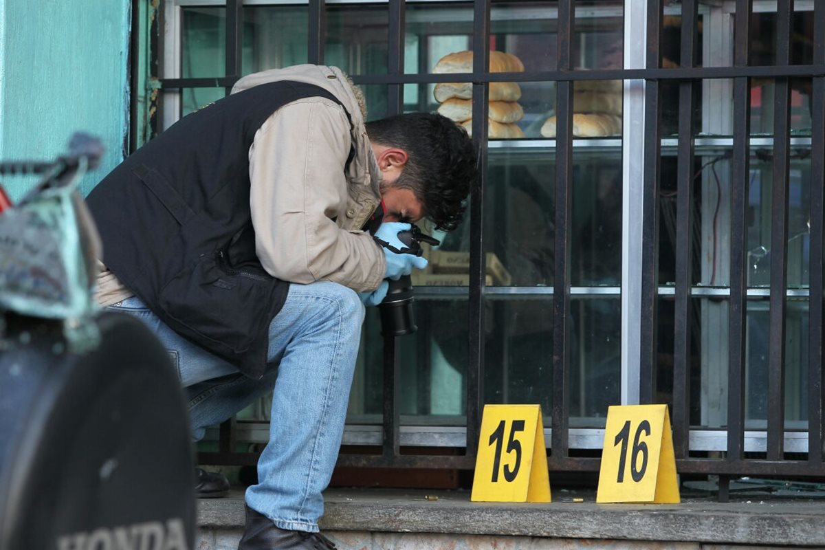 Dueño de panadería muere en ataque armado directo en la zona 1 de Mixco. (Foto Prensa Libre: Érick Ávila)
