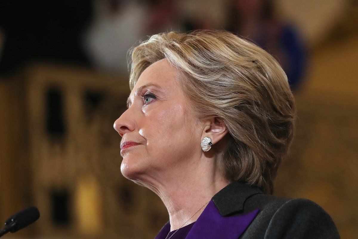 La demócrata Hillary Clinton da la cara ante sus seguidores y reconoce la derrota frente al republicano Donald Trump. (Foto Prensa Libre: AFP).