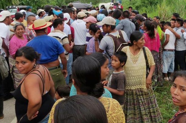 Los pobladores retuvieron a las víctimas el lunes por la tarde. (Foto Prensa Libre: Eduardo Sam chun)