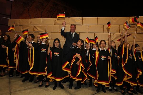 Mathias Sonn, embajador de Alemania en Guatemala, junto a estudiantes del colegio Alemán. (Foto Prensa Libre: Edwin Castro)