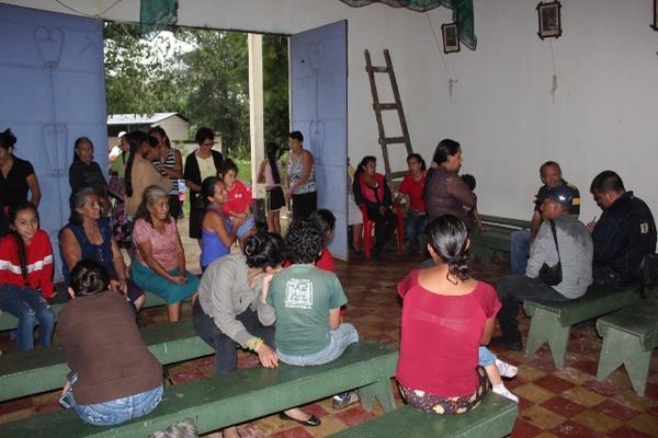 Feligreses se reunen en la iglesia de San Nicolás de Bari, en Pueblo Nuevo Viñas, para informarse del robo de las imágenes. (Foto Prensa Libre: Oswaldo Cardona) <br _mce_bogus="1"/>