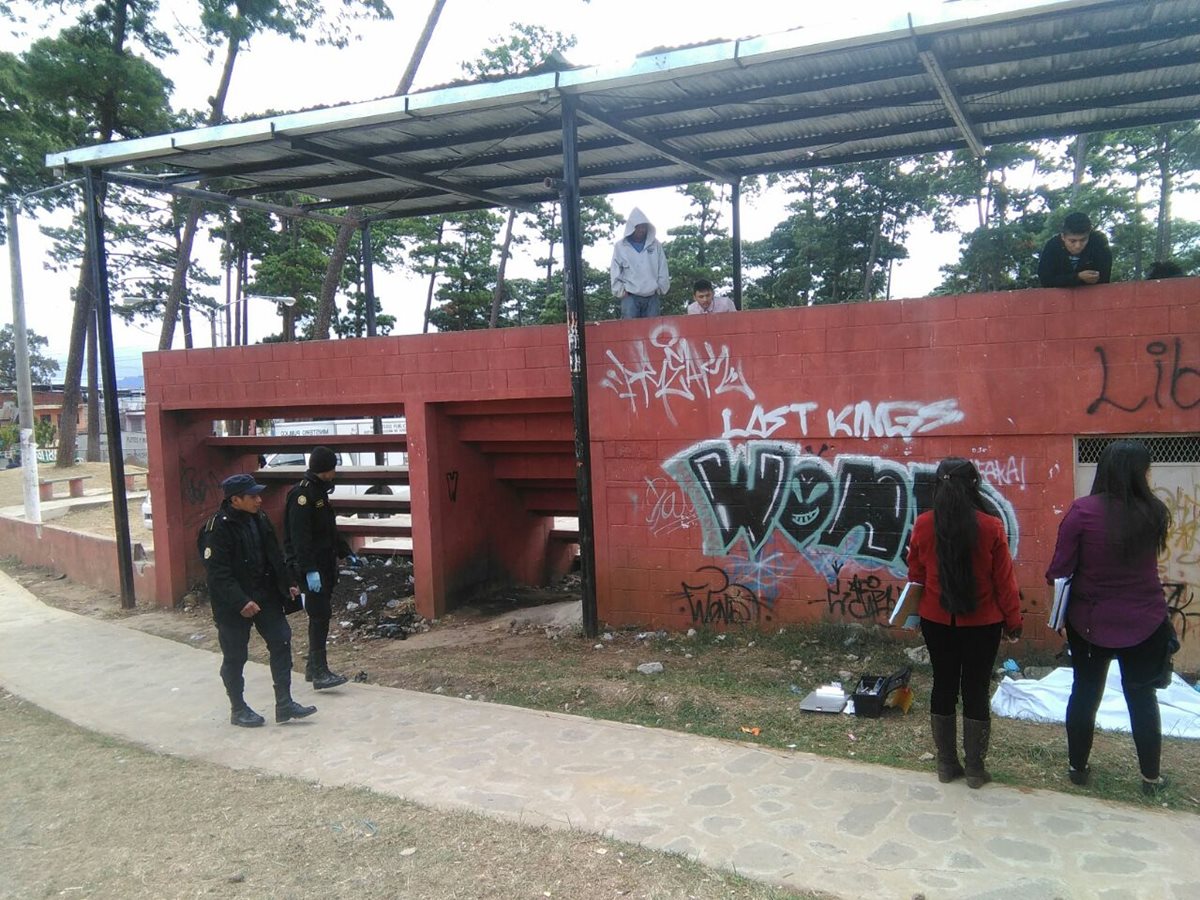 Uno de los hechos de violencia fue en los campos de la colonia Amparo. Una persona murió de varios balazos. (Foto Prensa Libre: Estuardo Paredes)