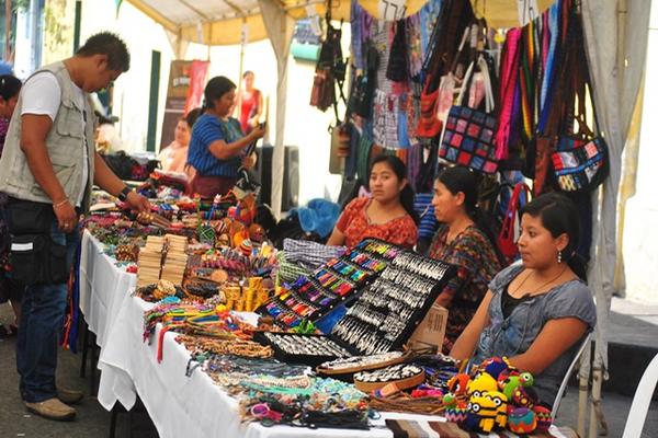 Un grupo de artesanas participan en la Feria de la Competitividad que se llevó a cabo en Retalhuleu. (Foto Prensa Libre: Jorge Tizol)<br _mce_bogus="1"/>
