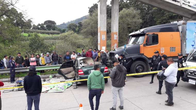 El accidente ocurrió en el km 88 de la ruta Interamericana, en el ingreso a Tecpán Guatemala, Chimaltenango. (Foto Prensa Libre: Cortesía Víctor Chamalé)