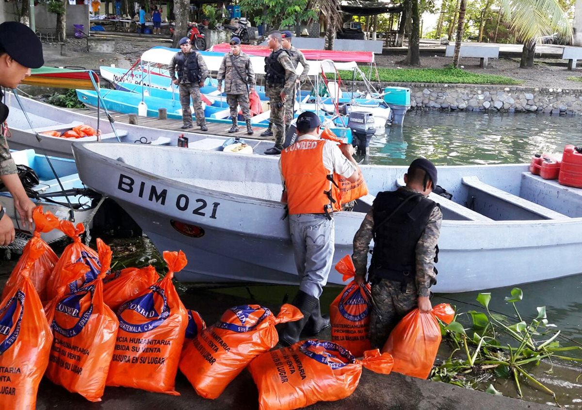 Dos lanchas del Apostadero Naval llevan a cabo el traslado de alimentos a las zonas afetadas. (Foto Prensa Libre: Dony Stewart)