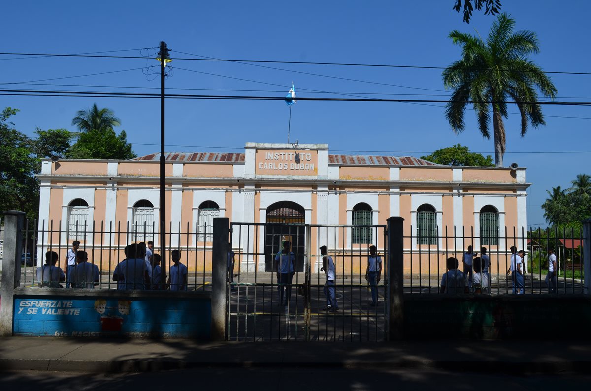 El instituto Carlos Dubón, ubicado en la zona 4 de Retalhuleu, alberga a unos 350 estudiantes de ciclo básico y diversificado. (Foto Prensa Libre: Jorge Tizol)