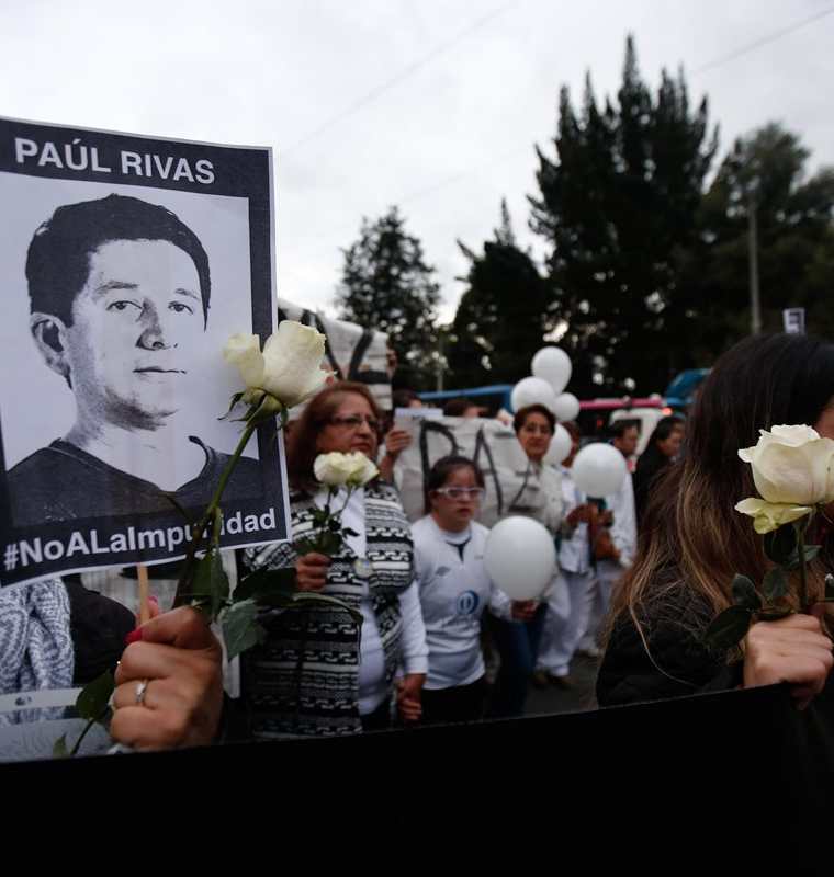 Amigos y colegas del equipo periodístico secuestrado en la frontera con Colombia participan en una marcha en Quito, Ecuador.(EFE).