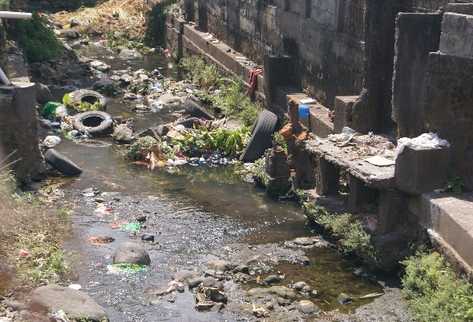 LLANTAS Y otros desechos se ven  en el río Tzununá.
