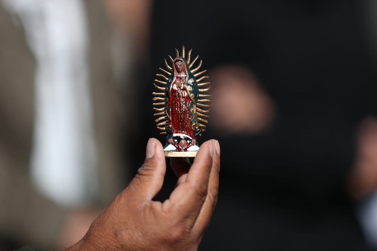 Cientos de imágenes de la Guadalupana, en distintos tamaños, formas y colores, son vistas en los alrededores del Santuario.