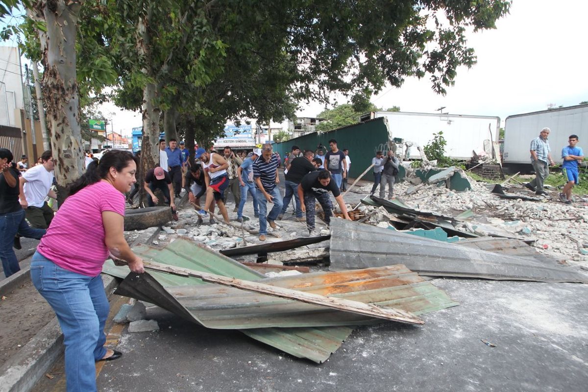 Vecinos de la colonia Eureka bloquearon el paso en el bulevar Venezuela en protesta por la demolición de una pared. (Foto Prensa Libre: Érick Ávila)