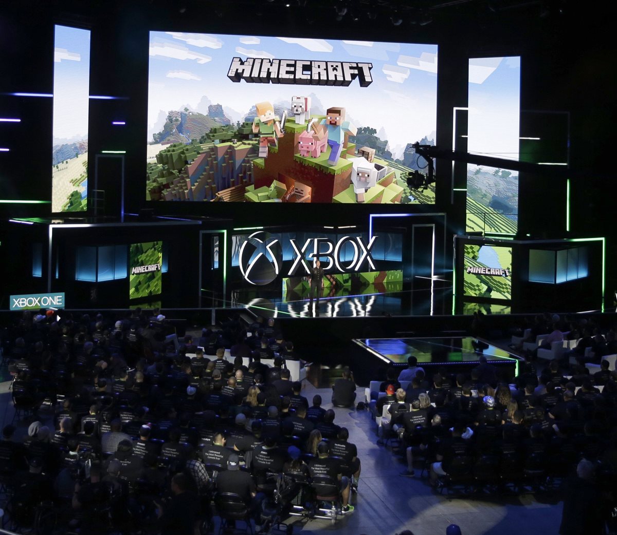 Durante el lanzamiento de la Xbox One X, Sony lanzó también 42 juegos nuevos. (Foto Prensa Libre: EFE)