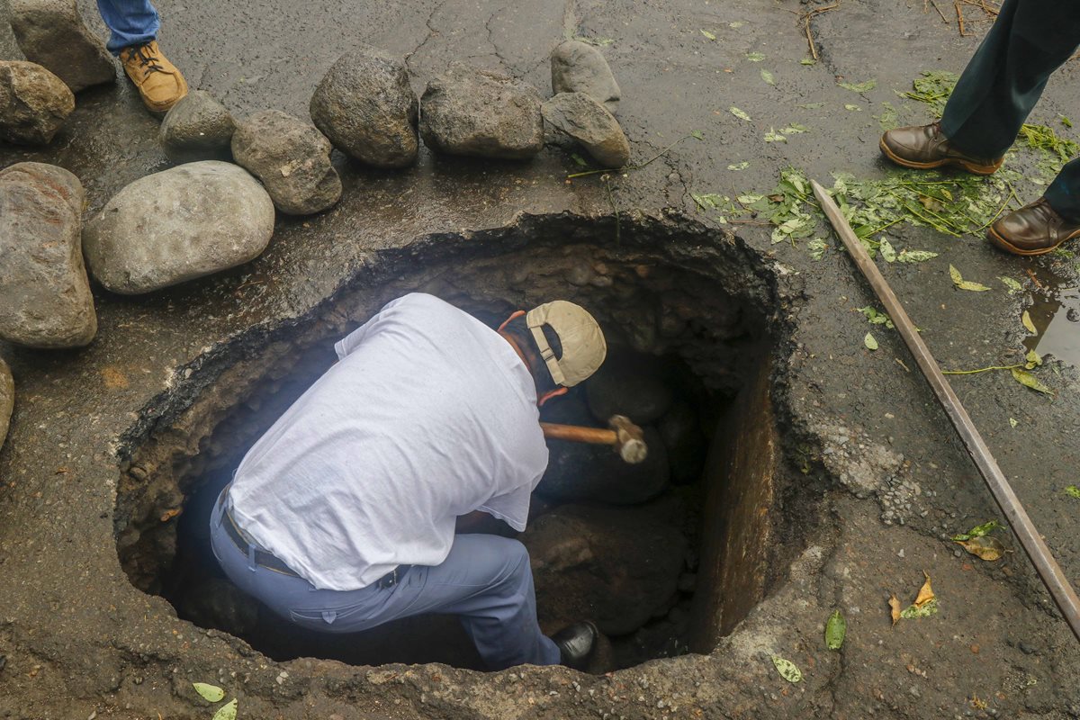 Este es el agujero que se forma cada vez que llueve sobre el puente Castillo Armas. (Foto Prensa Libre: Rolando Miranda)