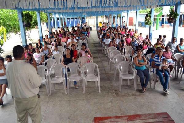 Padres de  familia de escuela de El Rancho reciben información sobre  suspensión de clases. (Foto Prensa Libre: Hugo Oliva)