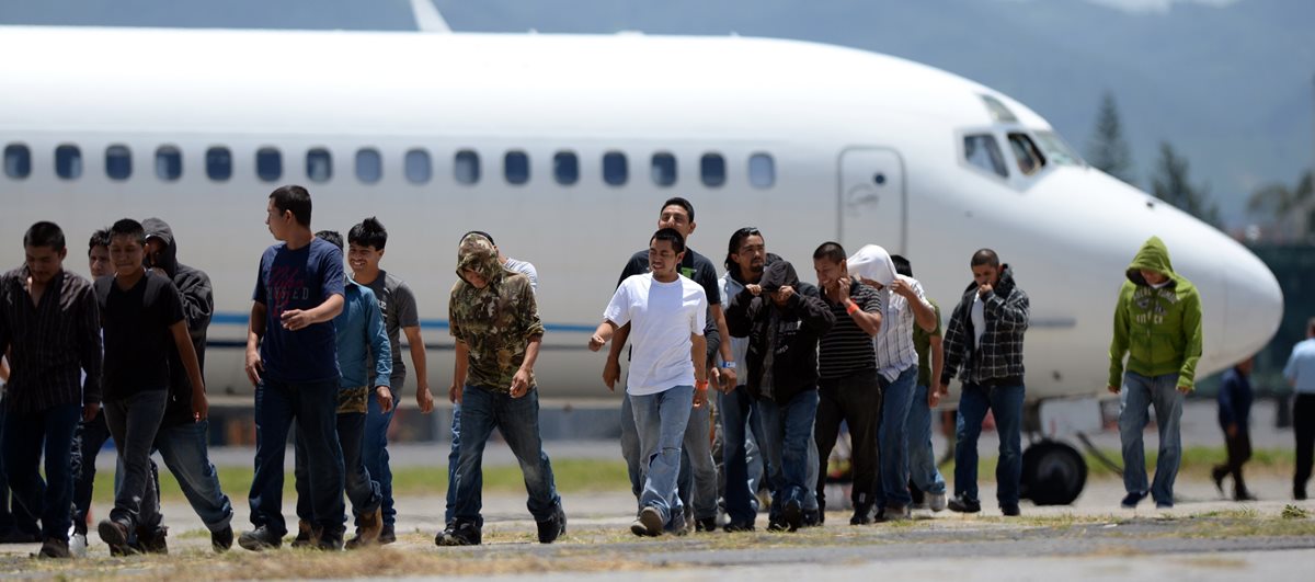 Un grupo de guatemaltecos deportados de Estados Unidos caminan a su llegada a la Base Aérea de la Ciudad de Guatemala. (Foto Prensa Libre: AP).