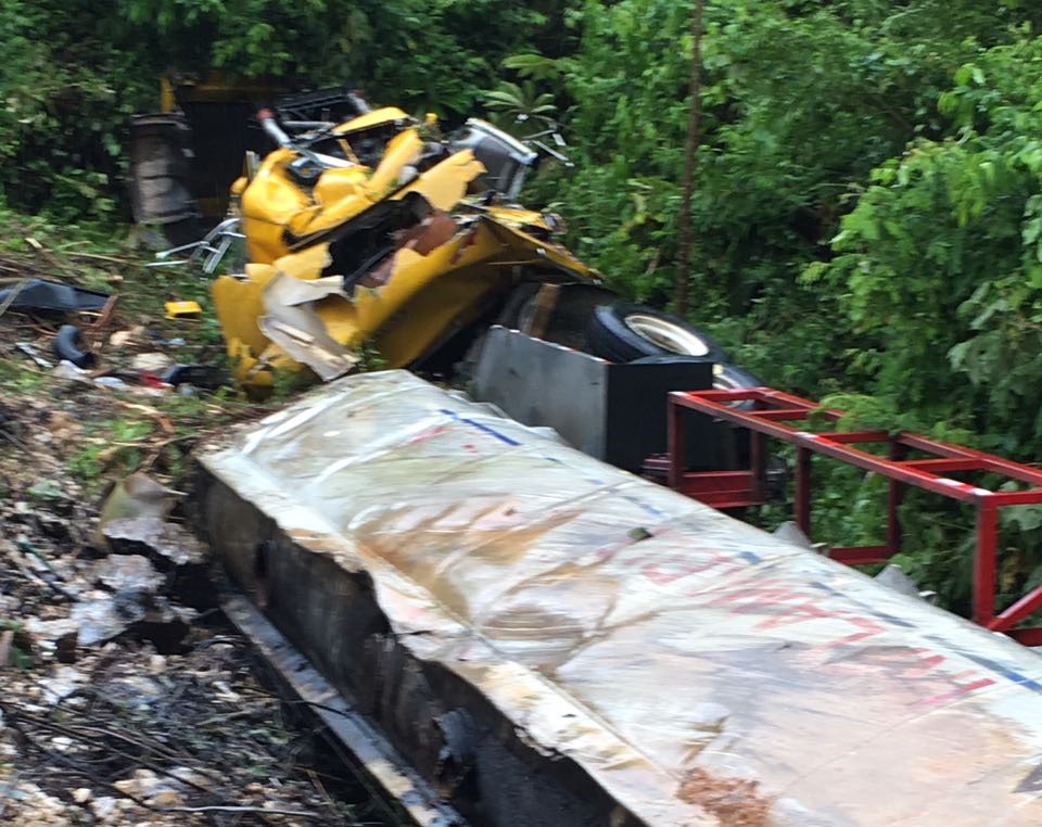 Automotor accidentado en Lívingston, Izabal. (Foto Prensa Libre: Dony Stewart).