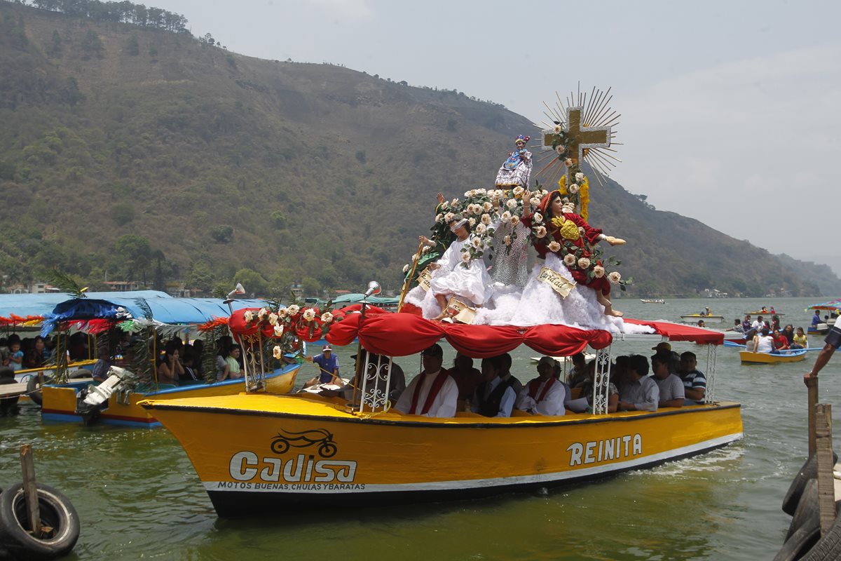 El Niño Dios de Amatitlán es colocado por el párroco en una balsa bellamente decorada, seguida de lanchones que transportan romeristas y músicos durante el cortejo.