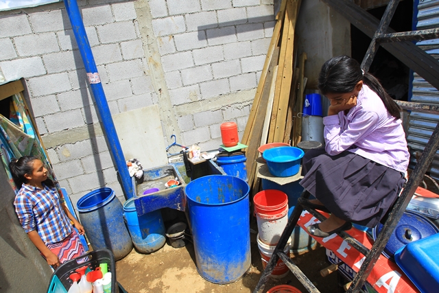 Una niña, en la colonia San Roque, Ciudad Satélite, zona 9 de Mixco, espera a que se restablezca el servicio de agua. (Foto: Hemeroteca PL)