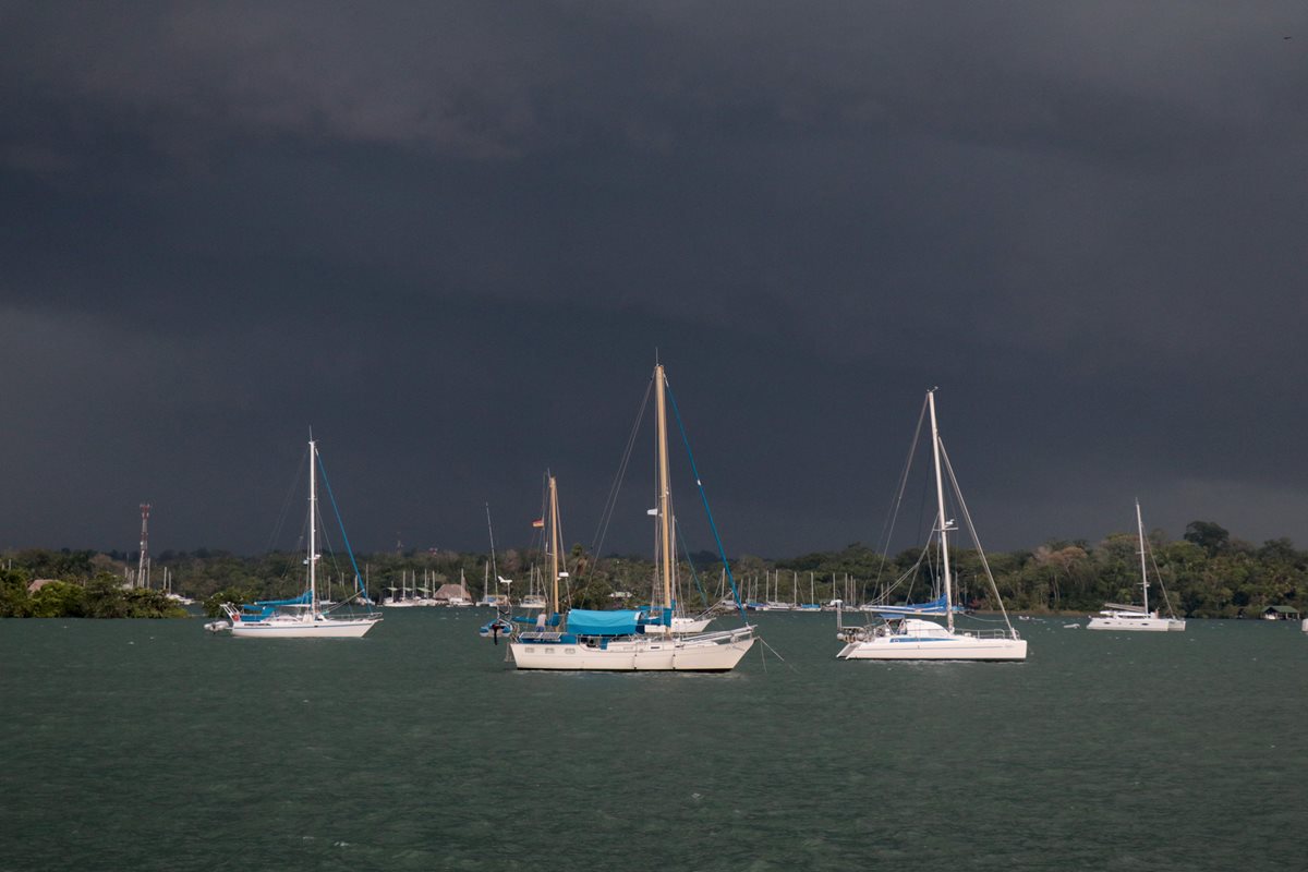 Impresionante fotografía que muestra el cielo amenazante y varias embarcaciones en Río Dulce. (Foto Prensa Libre: Dony Stewart)