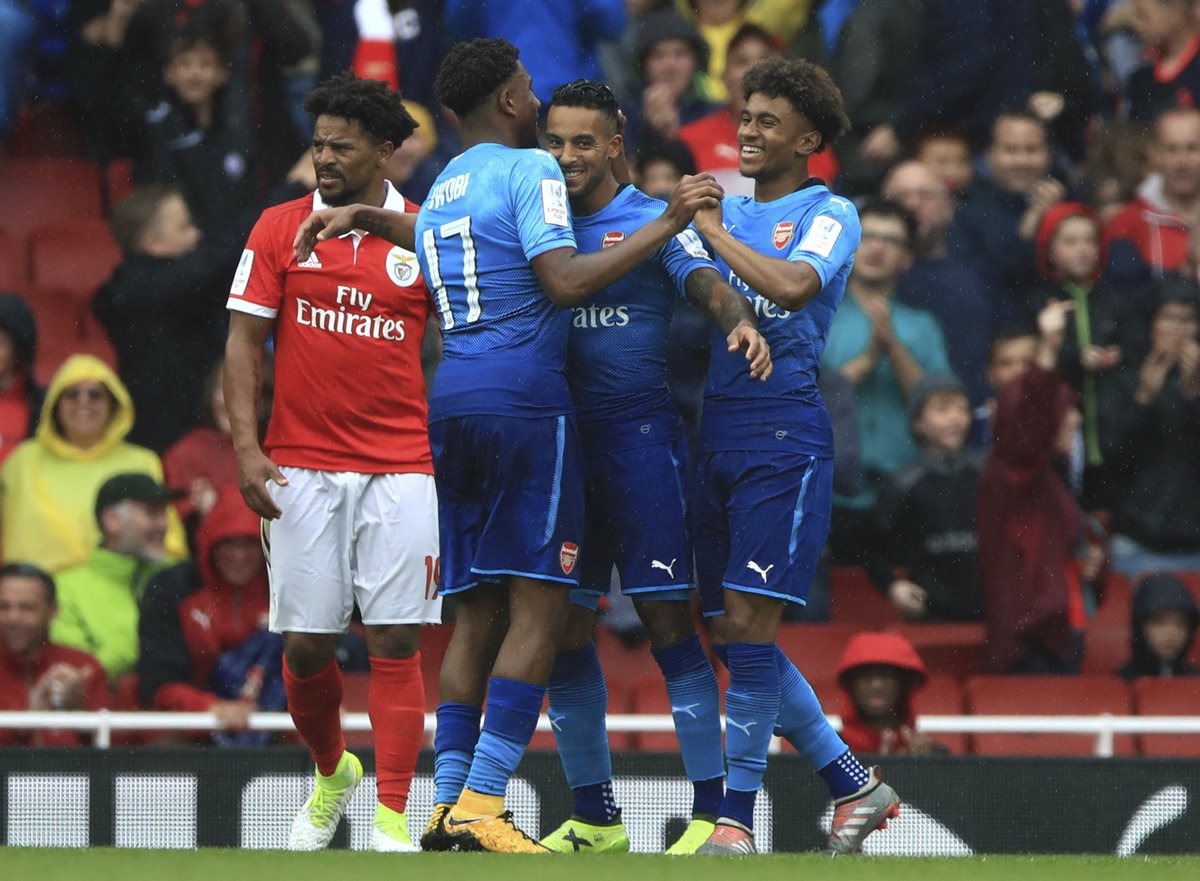 Walcott fue clave en el triunfo del Arsenal y sus compañeros lo saben. (Foto Prensa Libre: AP)