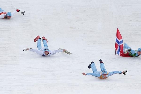 Noruega celebra tras ganar el título olímpico de combinada nórdica por equipos en Sochi. (Foto Prensa Libre: AP)