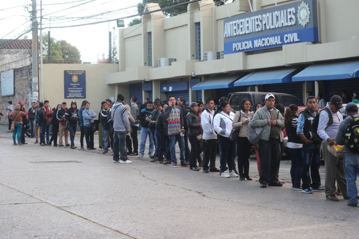 Personas hacen fila para sacar sus antecedentes policiacos. (Foto Prensa Libre: Érick Ávila)