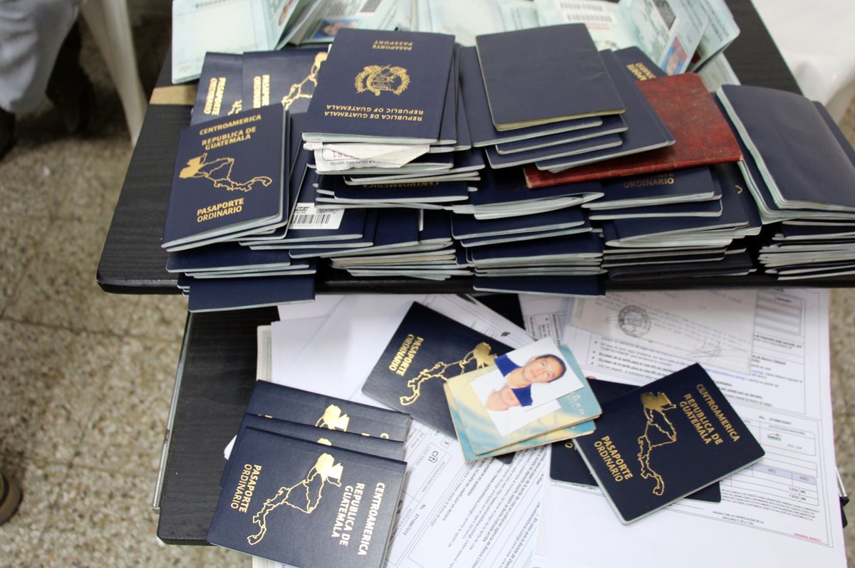 La reciente emisión de cartillas de pasaportes tuvo irregularidades, entre estas la pérdida de la numeración correlativa de los documentos. (Foto Prensa Libre: Hemeroteca PL)