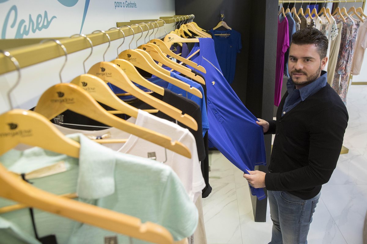 João Ricardo Esteves presentó la colección en una tienda en la ciudad de Sao Paulo de ropa en contra del Zika. (Foto Prensa Libre: EFE)