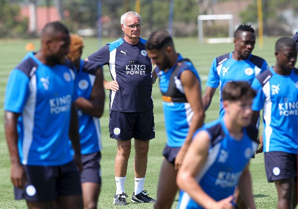 El técnico del Leicester, Claudio Ranieri durante un entrenamiento con su equipo. (Foto Prensa Libre: AFP)
