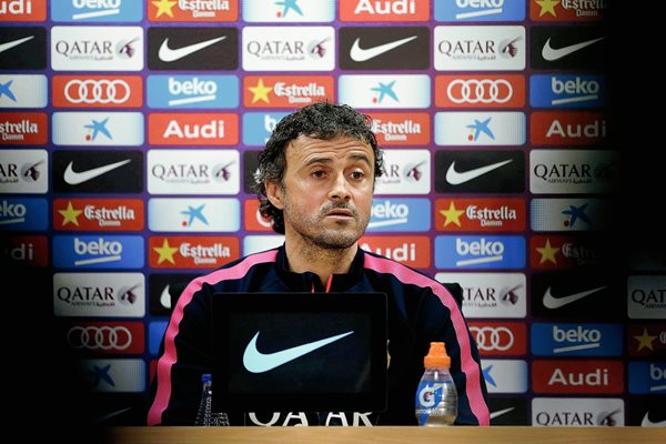 El entrenador del FC Barcelona, Luis Enrique Martínez, durante la rueda de prensa que ofreció tras el entrenamiento de este martes del equipo azulgrana. (Foto Prensa Libre: EFE)