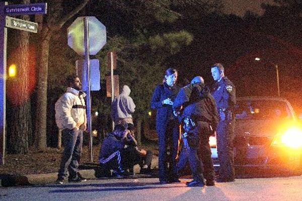 Oficiales de la policía de Chapel Hill investigan el asesinato de los estudiantes musulmanes. (Foto Prensa Libre: AP)