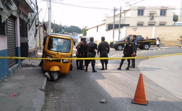 Agentes inspecciona sector en el que fue muerto a balazos el conductor de un mototaxi en zona 6. (Foto Prensa Libre: José Manuel Patzán)