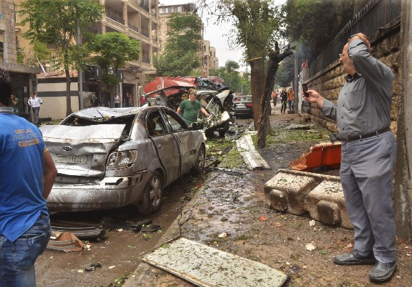 Sirios a ver el daño después de los bomabardeos el hospital de Alepo. (Foto Prensa Libre: AFP)