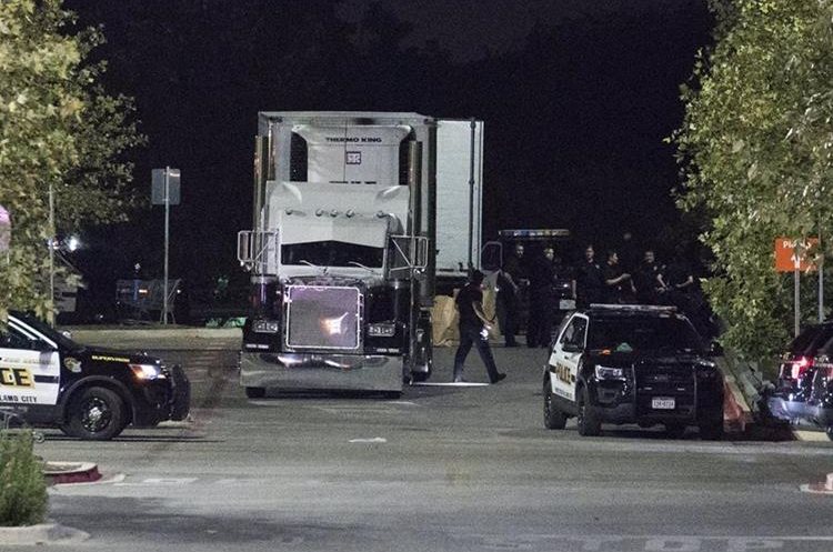 En las fronteras es común que la Policía intercepte camiones con inmigrantes, como este en San Antonio Texas. (Foto: Hemeroteca PL)