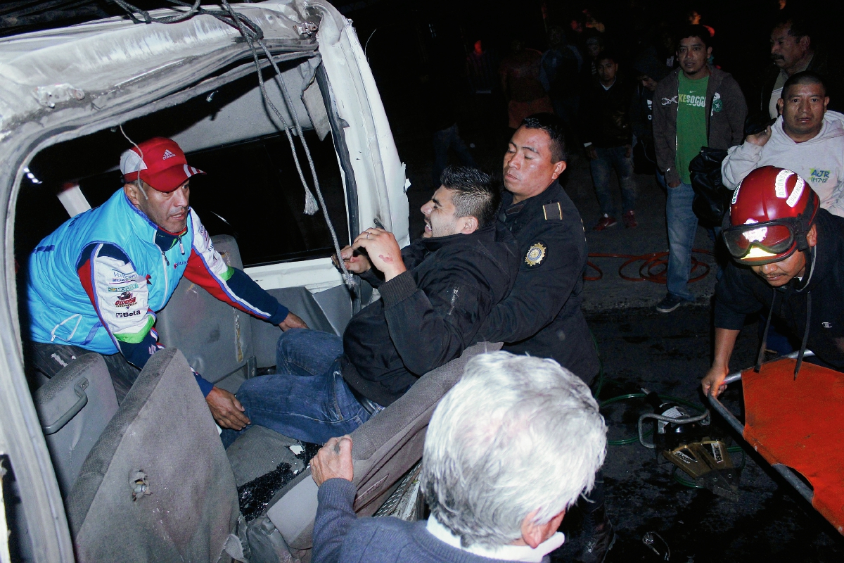 Socorristas rescatan  a un pasajero que quedó atrapado en un microbús, en accidente de tránsito El Tejar, Chimaltenango. (Foto Prensa Libre: Víctor Chamalé)