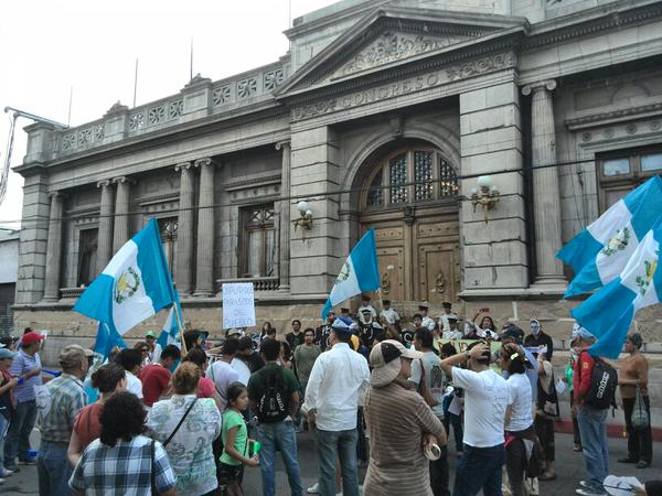 Personas están reunidas en el Congreso como parte de las protestas que se realizan los sábados. (Foto Prensa Libre: Rosa Bolaños)