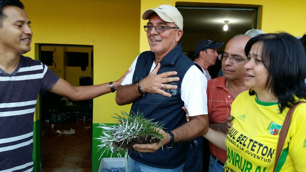 Ariel Sena, se lleva un recuerdo que le recordará toda la vida los gratos momentos al frente de Guastatoya. (Foto Prensa Libre: Norvin Mendoza)