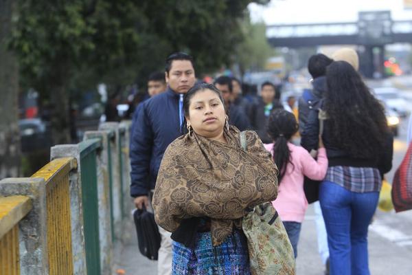 El constante viento en la capital provoca que la población sienta que el frío es intenso. (foto Prensa Libre: É. Ávila)